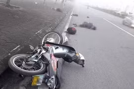 Hy hữu: Nam thanh niên ngã ra đường gây tai nạn, 2 người thương vong