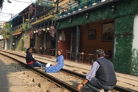 Sau 2 tháng bị dẹp, xóm cà phê đường tàu giờ ra sao?