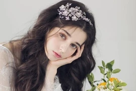 3 nàng thơ châu Âu xinh như búp bê khi làm mẫu váy cưới 