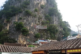 Hà Giang: Thang máy 102 tầng giữa phố cổ Đồng Văn