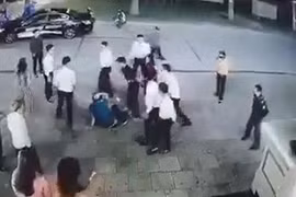 Hàng chục nhân viên karaoke Louvre Uông Bí đánh hội đồng khách