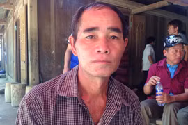 Công an xã hy sinh khi giúp dân chạy lũ: Vợ con khóc ngất trong đám tang