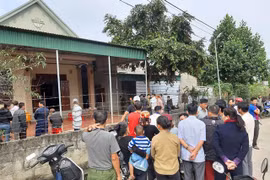 Hàng xóm phát hoảng vì vợ tử vong trong phòng ngủ, chồng treo cổ ngoài chuồng bò