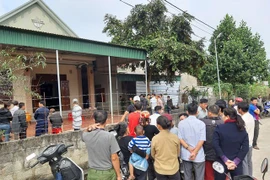 Hàng xóm phát hoảng vì vợ tử vong trong phòng ngủ, chồng treo cổ ngoài chuồng bò