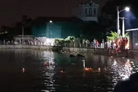 Bơi thuyền vịt bị lật, hai bé gái đuối nước tử vong