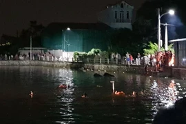 Bơi thuyền vịt bị lật, hai bé gái đuối nước tử vong