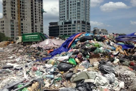 Hàng trăm tấn rác chất thành “núi” giữa thủ đô Hà Nội