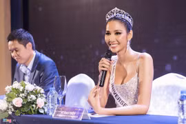 Hoàng Thùy nói về tin nâng ngực: 'Ai nghi ngờ, tôi để họ kiểm tra'