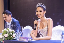 Hoàng Thùy nói về tin nâng ngực: 'Ai nghi ngờ, tôi để họ kiểm tra'