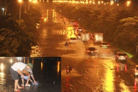 Mưa lớn, đường biến thành sông người dân bắt cá trên đường Hà Nội