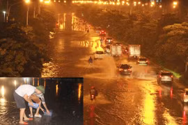 Mưa lớn, đường biến thành sông người dân bắt cá trên đường Hà Nội