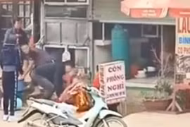 Người đàn ông tẩm xăng lên người rồi tự thiêu 