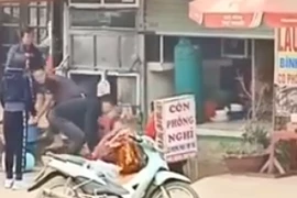 Người đàn ông tẩm xăng lên người rồi tự thiêu 