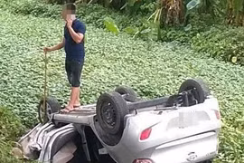 Xe taxi lật ngửa, người dân kinh hãi khi nhìn vào cabin