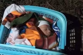 Mẩu giấy bên cạnh bé sơ sinh bị bỏ rơi viết gì?