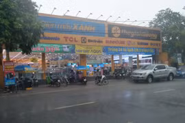 Bàng hoàng giây phút bảo vệ Điện máy Xanh bị chém tới tấp