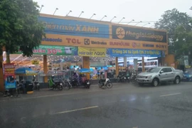 Bàng hoàng giây phút bảo vệ Điện máy Xanh bị chém tới tấp