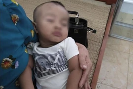 Tìm người thân bé trai 7 tháng tuổi nhặt được trên đường
