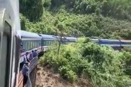 Tàu SE3 trật bánh trên đèo Hải Vân khiến hành khách sợ hãi