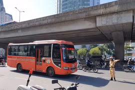 Xe khách ngang nhiên dừng đỗ, đón khách: CSGT Đội 6 xử lý thế nào?