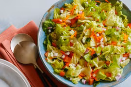 Thường xuyên ăn salad để giảm cân, nữ sinh đi cấp cứu vì một sai lầm