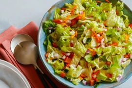 Thường xuyên ăn salad để giảm cân, nữ sinh đi cấp cứu vì một sai lầm