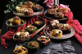 Bánh Trung thu nghệ thuật đẹp lung linh, bán cả nghìn chiếc mỗi ngày