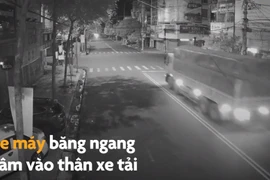 Video: Phóng như "tên lửa" qua ngã tư, xe máy va thẳng vào xe tải