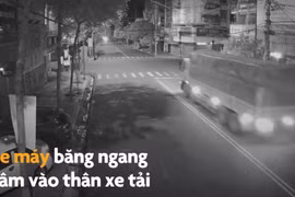 Video: Phóng như "tên lửa" qua ngã tư, xe máy va thẳng vào xe tải