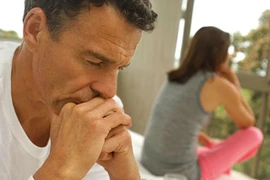 Cụ ông 93 "tìm biện pháp" yêu chiều bạn tình 48 tuổi