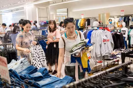 Trắng đêm săn đồ hiệu giảm giá ở Sài Gòn