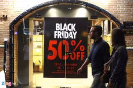 Cửa hàng ở Sài Gòn ùn ùn khuyến mãi từ nửa tháng trước Black Friday