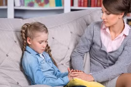 Người mẹ xử lý thông minh khi hai con lấy trộm tiền trong ví