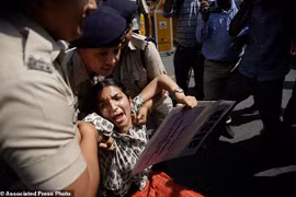 Bé gái chăn ngựa và cái chết khủng khiếp vì mắc mưu kẻ tà dâm