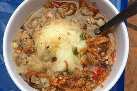 Quán bánh đúc "chảnh" nhất Sài Gòn hút khách 40 năm qua