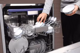 20/11, phụ huynh chơi trội mua máy rửa bát, robot quét nhà tặng cô