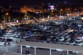 Biển người đổ dồn về Trung tâm thương mại Aeon Mall Long Biên 