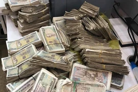 Vợ chồng cụ ông ở Quảng Bình chở bao tải tiền lẻ gửi tiết kiệm