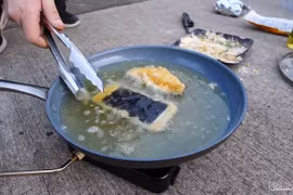 Tẩm bột rán iPhone 8 trong chảo ngập dầu và đây là kết quả