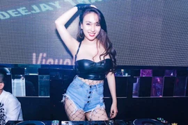 Vì sao Tuấn Hưng hôn vợ nhưng fan lại réo tên vợ Khắc Việt?