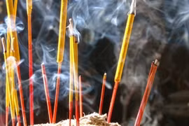 Cuối năm rút chân nhang, lau dọn bàn thờ lúc nào chuẩn nhất