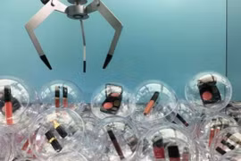 Gắp thú lỗi thời rồi, đến thời máy gắp hàng hiệu lên ngôi