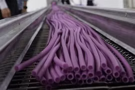 Gói rau lá chuối, hút nước ống sậy: Văn minh như thời ông bà