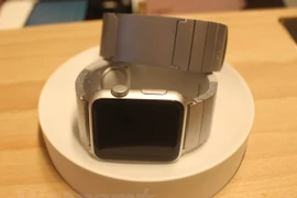 Đồng hồ thông minh đầu tiên cho phép gọi điện qua... ngón tay