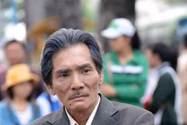 Thương Tín đóng phim kiếm tiền nuôi con gái mới sinh