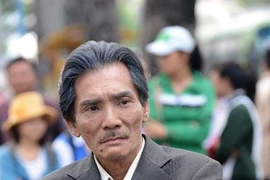 Thương Tín đóng phim kiếm tiền nuôi con gái mới sinh