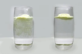 Cách phân biệt sữa bột thật và sữa bột giả bằng 1 ly nước