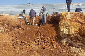 Hài cốt dưới bể nước tiết lộ vụ chặt đầu tập thể trong cổ văn