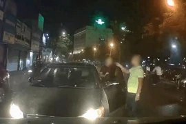 Bật đèn pha vô tội vạ, tài xế bị "xử" đến mức sợ xanh mặt