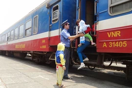 Giá vé tàu Tết 2019 ở đâu so với vé máy bay?